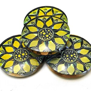 UN (1) cabochon floral en verre pressé Bloom Cabochon HM Sahara rare métallisé vert or jaune olive scintillant étoile pointue 31 mm 23 mm tournesol