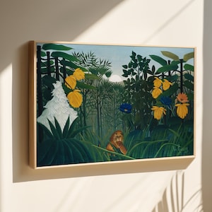 Könnte beinhalten: Ein Gemälde, das eine Dschungelszene mit einem weißen Vogel, gelben Blumen und einem Löwen im Vordergrund zeigt. Der Hintergrund ist ein üppiger grüner Dschungel mit Bäumen und Pflanzen.