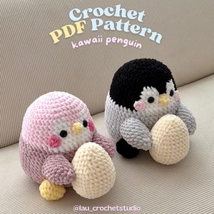 Può includere: Due peluche pinguino all'uncinetto, uno nei toni del rosa e del bianco, l'altro in nero, grigio e bianco, ognuno dei quali tiene un uovo color crema. Il testo recita: Crochet PDF Pattern kawaii penguin e @lau_crochetstudio.