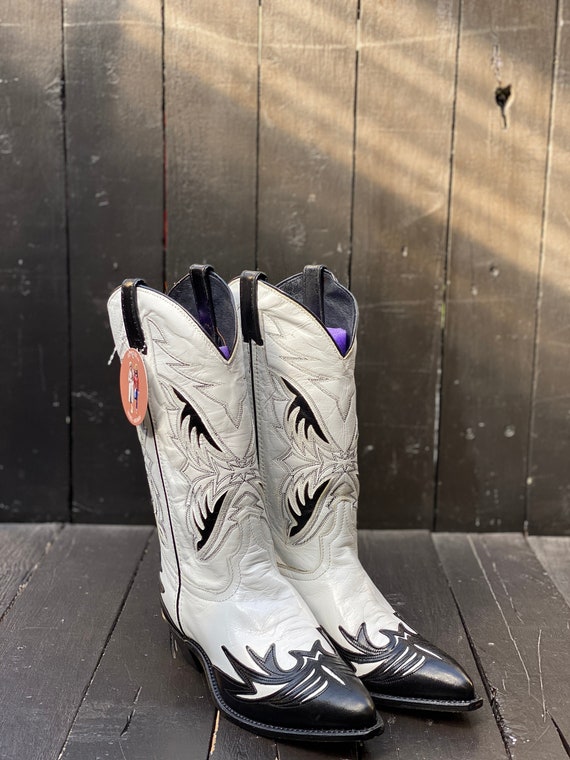 Cowgirl boots with white design 2025