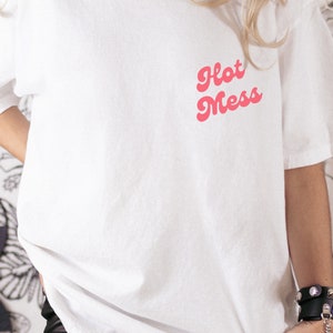 Chemise design, T-shirt hot mess, T-shirt mignon, T-shirt graphique, Vêtements tendance, Coupe unisexe