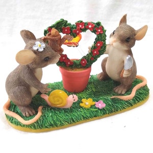 Charming Tails Figurine &quot;Keeping Our Love Alive&quot; by Dean Griff, Gardening Romance Nurturing Heart (Mouse) Vintage [Retired]