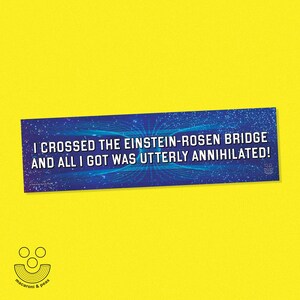 ¡Crucé el puente Einstein-Rosen y lo único que conseguí fue la aniquilación total! · Pegatina para coche 28 x 7,6 cm · Humor científico · Agujeros de gusano