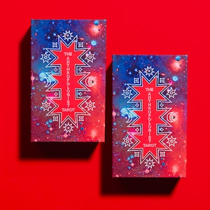 Doppel-Deal: Das Anthropologen Tarot Deck (2 Exemplare) · Eklektisches Collage Tarot Deck mit Ratgeber und magnetischem Deck-Etui · Von Michael Burk