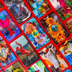 El Tarot del Antropólogo · Una nueva y moderna baraja de tarot estilo collage con estuche magnético + guía · Baraja de tarot independiente de Michael Burk Studio