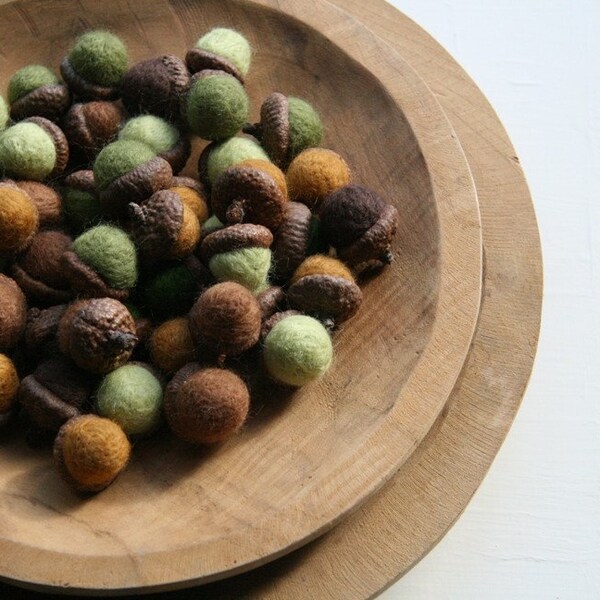 5 Felted Acorns