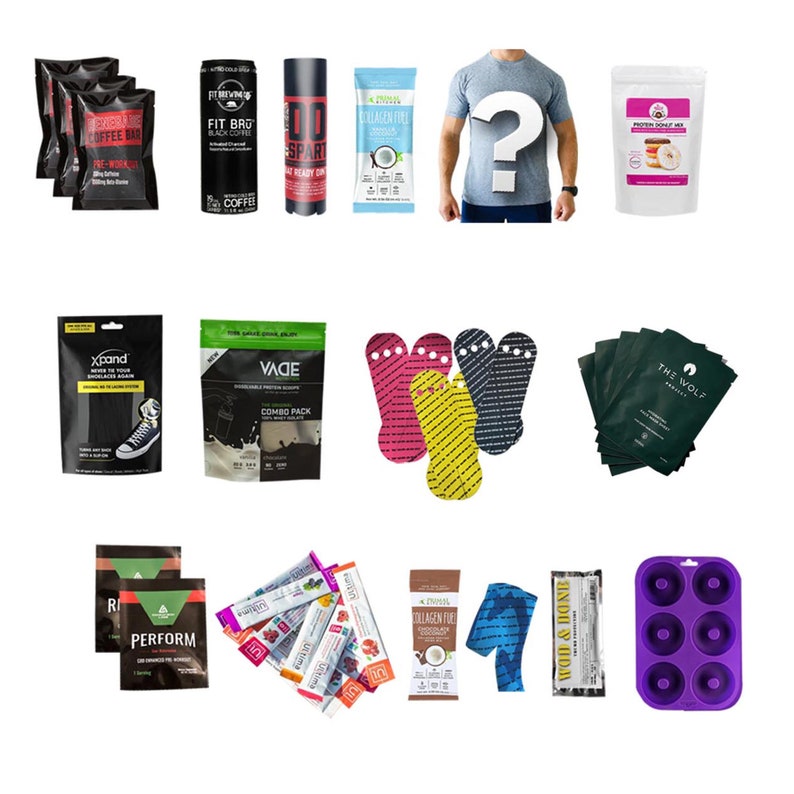 Puede incluir: Surtido de productos de fitness y salud, que incluyen caf&eacute;, prote&iacute;na en polvo, combustible de col&aacute;geno, barras de prote&iacute;na y un molde de silicona morado para donas. Tambi&eacute;n incluye cordones negros, una banda de resistencia azul y una camiseta gris con un signo de interrogaci&oacute;n.