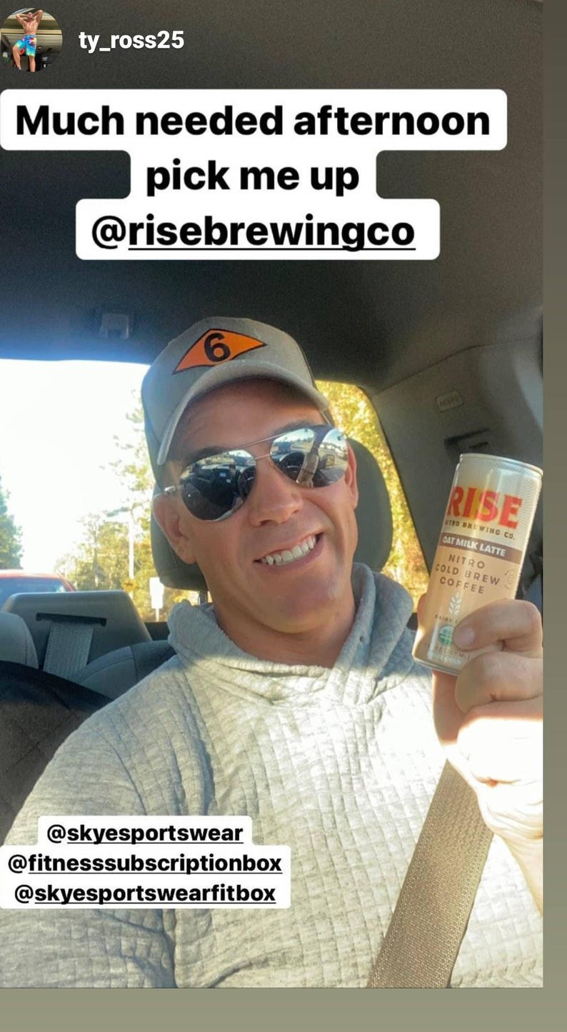 Puede incluir: Una persona sostiene una lata de RISE Oat Milk Latte Nitro Cold Brew Coffee. La lata es de color beige y blanco con el logotipo de RISE. La persona lleva un gorro gris y gafas de sol. El texto de la imagen dice "Much needed afternoon pick me up @risebrewingco".