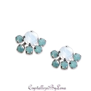 Swarovski-Kristall-Ohrstecker aus Fancy-Stein mit wunderschönem funkelnden weißen Opal und pazifischer Opalfarbe, inspiriert von KONPLOTT