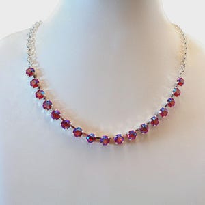 Swarovski-Kristallhalskette mit funkelndem, leicht siamfarbenem Schimmer, hell versilbert