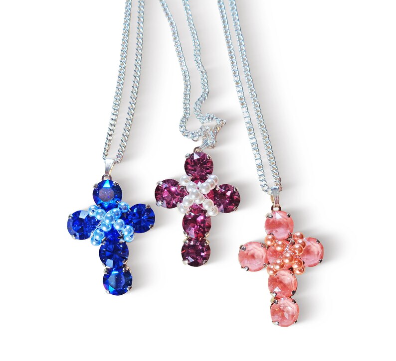 Collier pendentif croix en cristal Swarovski et perles rose foncé, blanc image 2