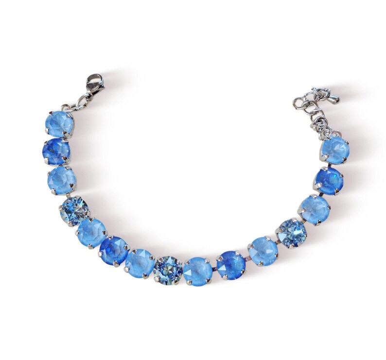Bracciale stile tennis AEGEAN BLUE con cristalli austriaci, colore Sky Ignite, acquamarina e argento rodiato. immagine 2