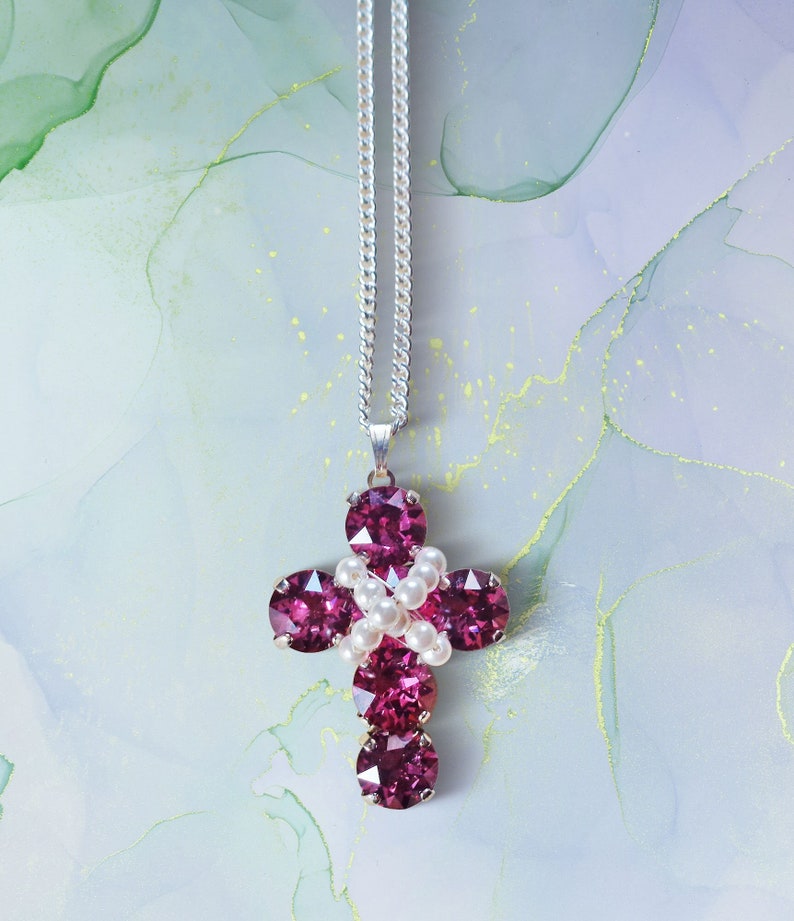 Collier pendentif croix en cristal Swarovski et perles rose foncé, blanc image 1