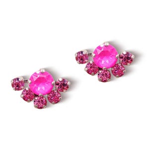 Swarovski-Kristall-Ohrstecker mit ausgefallenen Steinen in elektrischem Rosa und Rosé, inspiriert von KONPLOTT