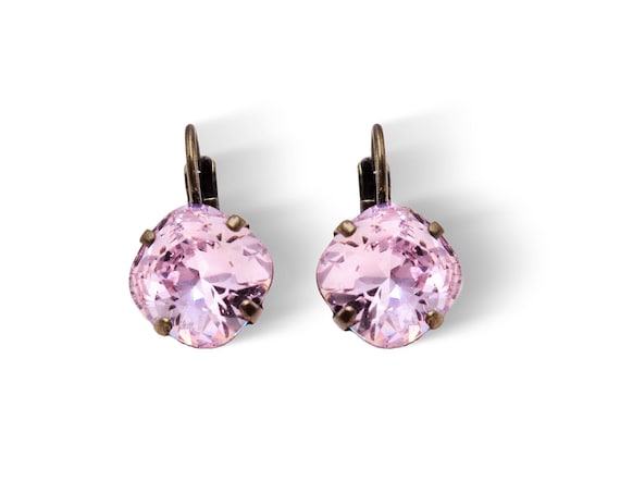 Why Do Golfers Wear Earrings: Style, Symbolism, and Performance