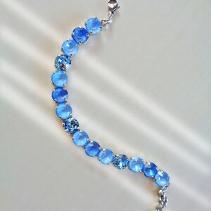 Bracciale stile tennis AEGEAN BLUE con cristalli austriaci, colore Sky Ignite, acquamarina e argento rodiato. immagine 3