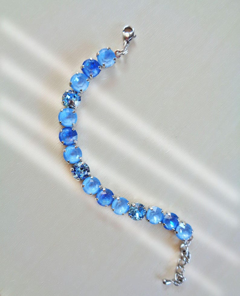 Bracciale stile tennis AEGEAN BLUE con cristalli austriaci, colore Sky Ignite, acquamarina e argento rodiato. immagine 3