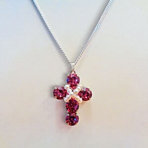 Collier pendentif croix en cristal Swarovski et perles rose foncé, blanc image 3