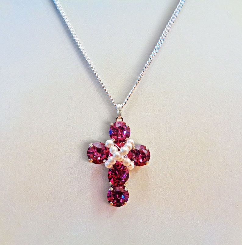 Collier pendentif croix en cristal Swarovski et perles rose foncé, blanc image 3