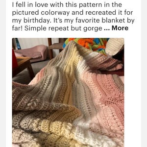 K&ouml;nnte beinhalten: Eine handgefertigte, strukturierte Decke in einem Farbverlauf aus Beige, Creme und Rosa. Die Decke weist ein detailliertes, sich wiederholendes Muster auf und ist &uuml;ber eine Oberfl&auml;che drapiert. Der Text im Bild lautet: "I fell in love with this pattern..."