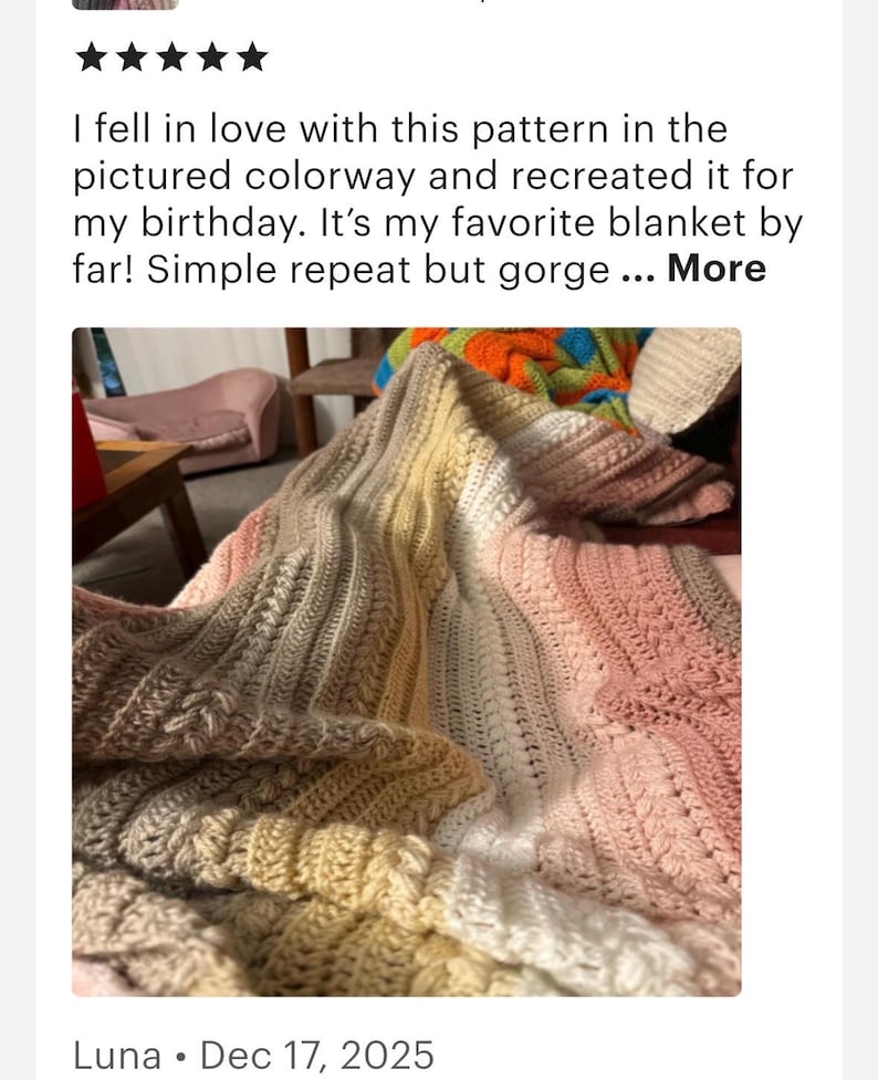 K&ouml;nnte beinhalten: Eine handgefertigte, strukturierte Decke in einem Farbverlauf aus Beige, Creme und Rosa. Die Decke weist ein detailliertes, sich wiederholendes Muster auf und ist &uuml;ber eine Oberfl&auml;che drapiert. Der Text im Bild lautet: "I fell in love with this pattern..."