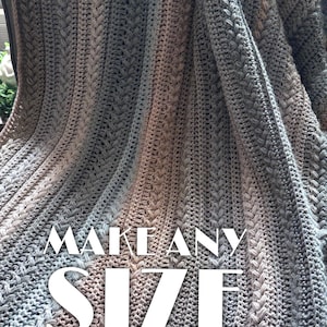 Puede incluir: Una manta de ganchillo en tonos grises y beige, con un patrón de rayas texturizado. La manta está drapeada, mostrando el intrincado trabajo de puntadas. El texto en la manta dice "MAKE ANY SIZE" y "Self striping yarn".