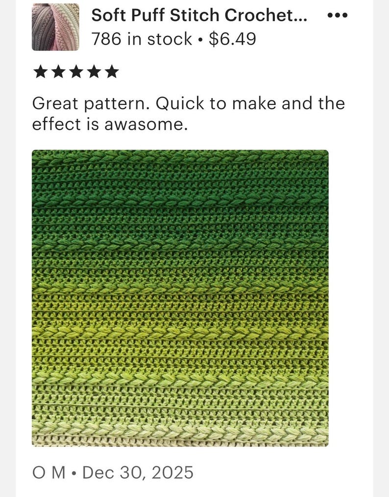 K&ouml;nnte beinhalten: Nahaufnahme eines geh&auml;kelten Stoffes mit einem Farbverlauf von Gr&uuml;nt&ouml;nen. Die Textur weist ein weiches Puffstichmuster auf, das von Dunkelgr&uuml;n zu einem helleren, gelblich-gr&uuml;nen Farbton &uuml;bergeht. Das Bild zeigt das Datum 30. Dezember 2025.