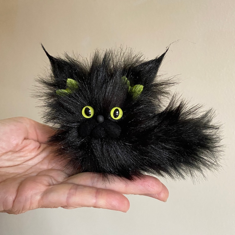 Floof el gato negro esponjoso HECHO A PEDIDO imagen 1