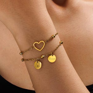 Pulseira com disco de nome personalizado/pulseira com nome gravado/pulseira com berloques redondos personalizados/pulseira com corrente de mão com contas de camada dupla/melhor presente para ela