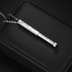 Collar con colgante de flor de nacimiento personalizado/Collar con barra vertical grabada personalizada/Regalo para el día de la madre/Collar con letra/Joyería de regalo de pérdida conmemorativa