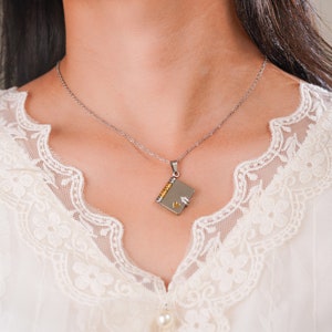 Collar de medallón de libro personalizado/Regalo de amante de libro grabado personalizado/Collar de encanto de mensaje grabado/Regalo de dama de honor/Collar de graduación inicial