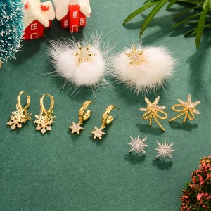 Delicate Gold Snowflake Earrings/Minimalist Snowflake Earrings/Christmas Dangle Jewelry/Chic Christmas Snowflake Earrings/Gift for Women