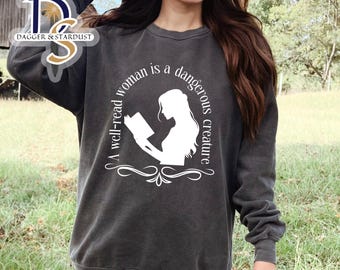 Comfort Colors ® Well-read Frau T-Shirt, Bookish Tee, Book Merch, Geschenke für Leser, Eine Well-read Frau ist ein gefährliches Geschöpf-Sweatshirt