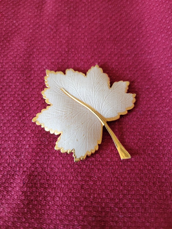 Vintage Giovanni gold tone Leaf Brooch