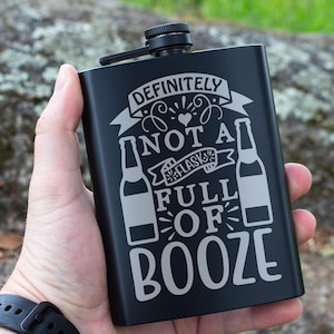 Könnte beinhalten: Schwarze Edelstahl-Trinkflasche mit einer silbernen Aufschrift, die "Definitely not a flask full of booze" lautet. Die Aufschrift enthält ein Herz und zwei stilisierte Bierflaschen.