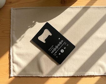 Abridor de botellas de metal con canción personalizada: Abridor de cerveza con reproductor de música personalizado con el título de tu canción favorita y el nombre del artista: regalo para amantes de la música.