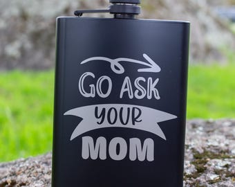 Może przedstawiać: Czarna, stalowa butelka z napisem w kolorze srebrnym "Go Ask Your Mom" i zakrzywioną strzałką skierowaną w prawo.