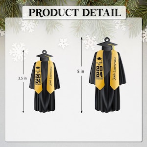 Op de afbeelding: Zwarte afstudeerhoed en -jurk ornament met een gouden sjerp waarop "Class of 2024" en "Jonh Lawerence" staat. Het ornament is 3,5 inch breed en 5 inch hoog.