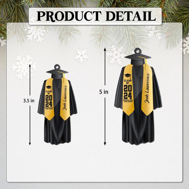 Op de afbeelding: Zwarte afstudeerhoed en -jurk ornament met een gouden sjerp waarop "Class of 2024" en "Jonh Lawerence" staat. Het ornament is 3,5 inch breed en 5 inch hoog.
