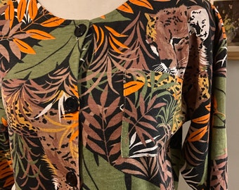 Vintage jungle pattern button down shirt • by Top Stop • size M