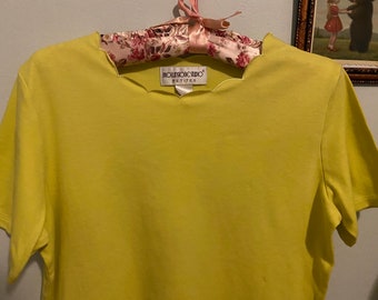 Vintage yellow scalloped neck short sleeve tee • by Brownstone Studio Petites • size Petite medium