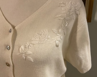 Vintage cream ribbed short sleeve cardigan with embroidered flowers • by Bizzit collection • size M
