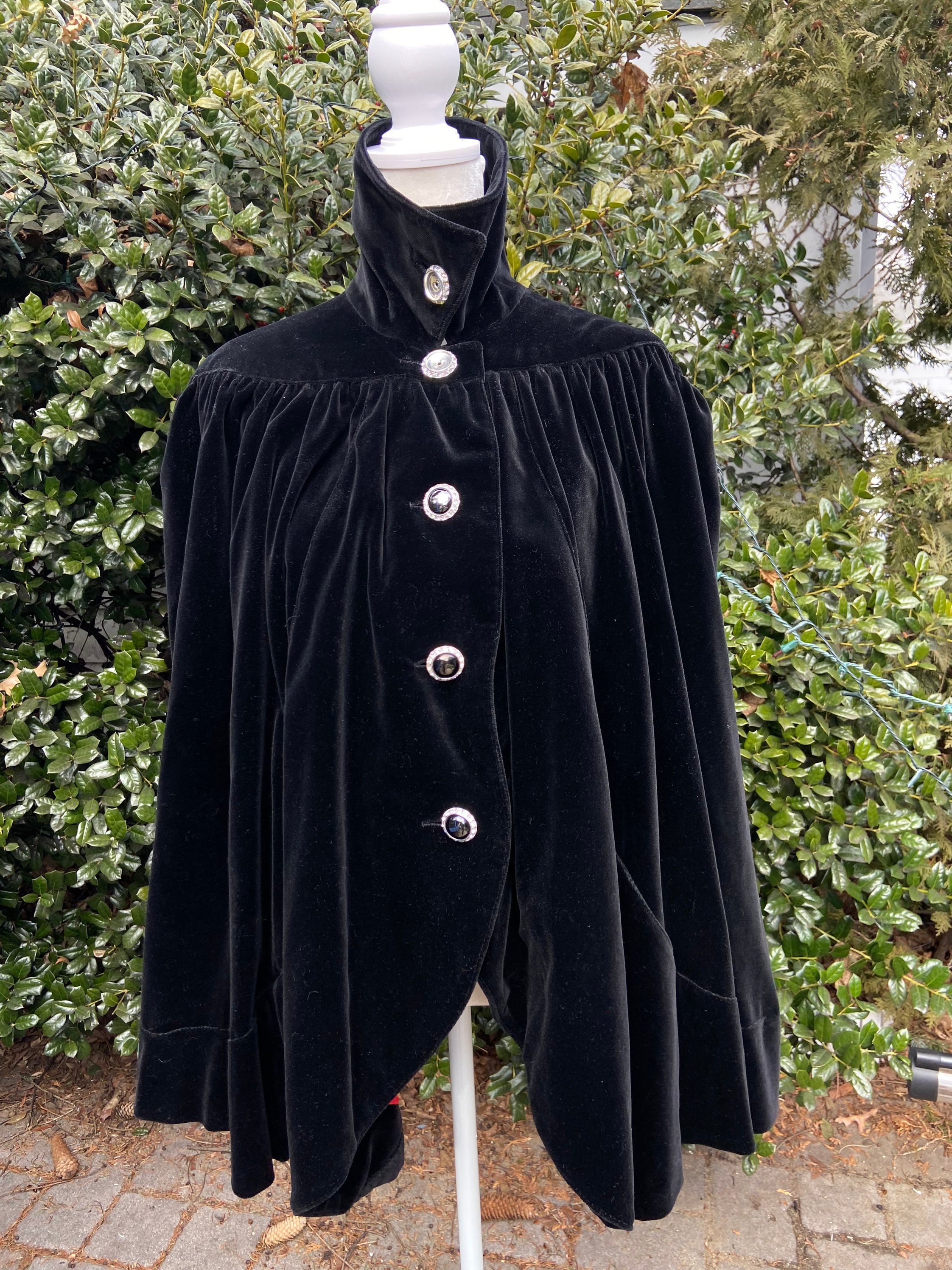 Vintage black velvet cape by Grazia Fava for Elizabeth Arden The Salon • made in Milano Italy