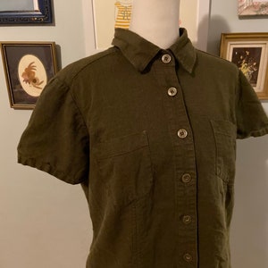 Vintage olive green linen blend short sleeve collared shirt • by Studio Ease petite • size 10P