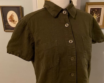 Vintage olive green linen blend short sleeve collared shirt • by Studio Ease petite • size 10P