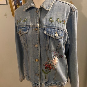 Vintage light denim jacket with floral embroidery and patches • by DCC Jeans Wear • size medium