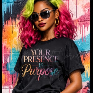 以下が含まれることがあります： カラフルなグラデーションで「YOUR PRESENCE IS PURPOSE」という文字がプリントされた黒いTシャツ。画像に写っている人物は、ピンクとグリーンの髪、サングラス、ゴールドのフープイヤリングをしています。手首にはカラフルなブレスレットがあります。