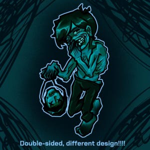 Può includere: Illustrazione turchese di una figura simile a uno zombie che tiene in mano una testa mozzata. La figura indossa pantaloni scuri e una camicia a maniche lunghe. Il testo "Double-sided, different design!!!!" è in basso nell'immagine.