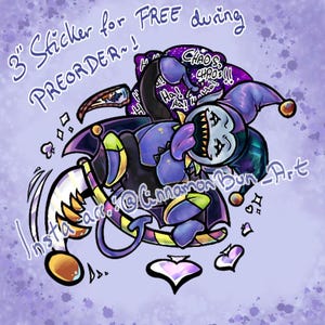 Könnte beinhalten: Cartoon-Illustration eines Narrencharakters in Lila, Schwarz und Gelb, mit dem Text "CHAOS, CHAOS!!!" und "3" Sticker for FREE during PREORDER~!" auf einem lavendelfarbenen Hintergrund. Der Narr hat ein breites Grinsen und ist von Herzen und Sternen umgeben.