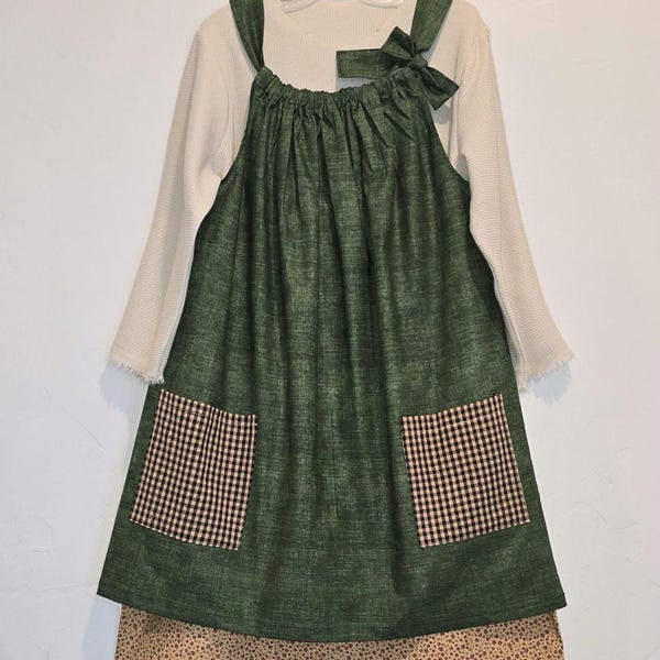 Disfraz de Annie la Huérfana Musical en cualquier talla, vestido y delantal con bolsillos de parche.
